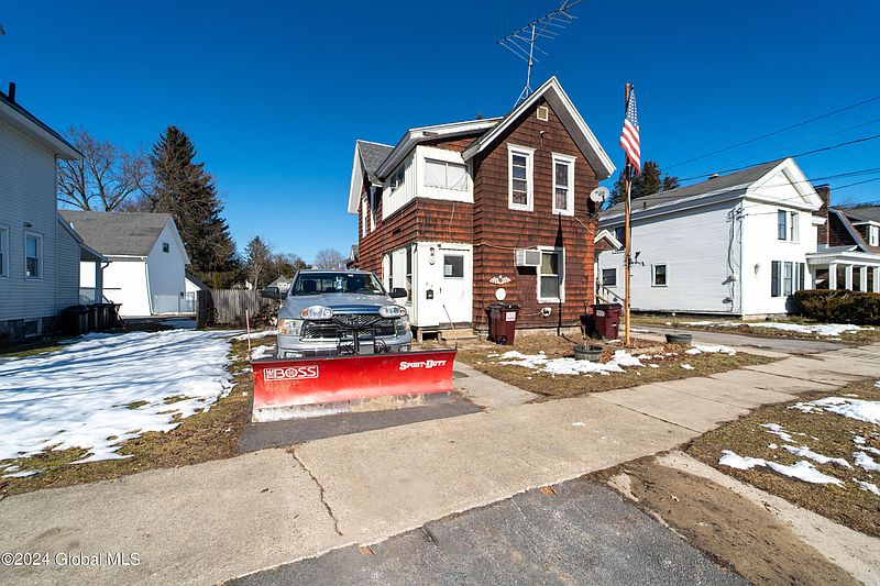 2nd image of 33 E 8th Avenue