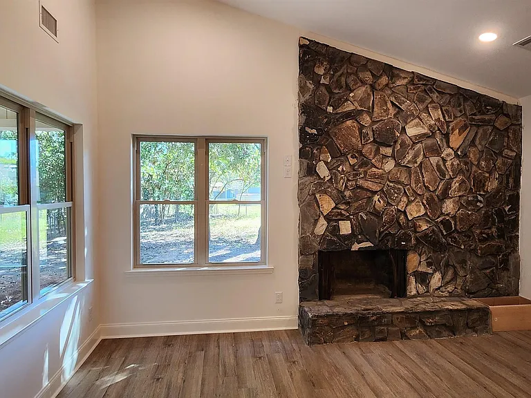 110 Eastlake Dr — Photo 9