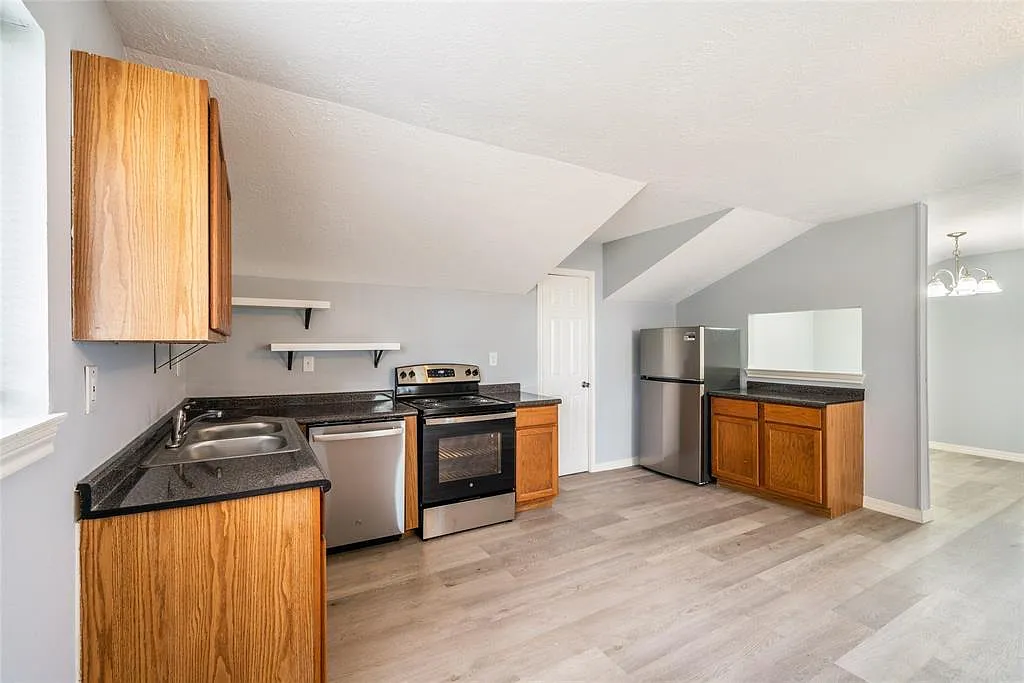 1 bed, 1025 sqft, $1,045 — Photo 4