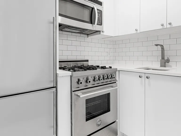 255 W 14th St #5A — Photo 4