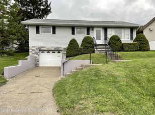 302 Maplewood Dr, Olyphant, PA 18447