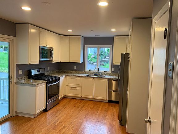 5th image of 257 Barrington Dr