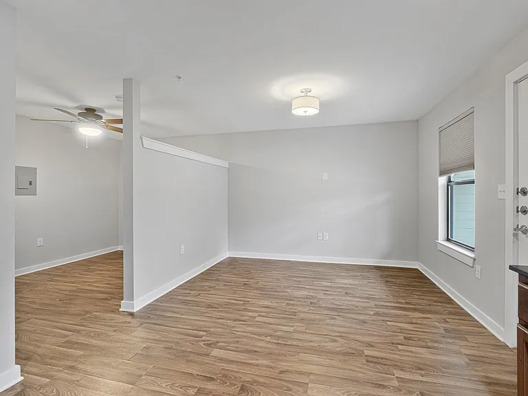 924 E 51st St #101 — Photo 15