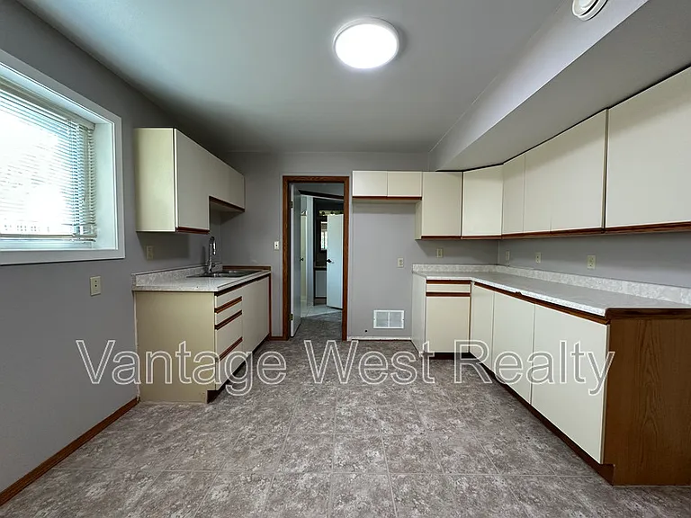 723A Stockwell Ave — Photo 18