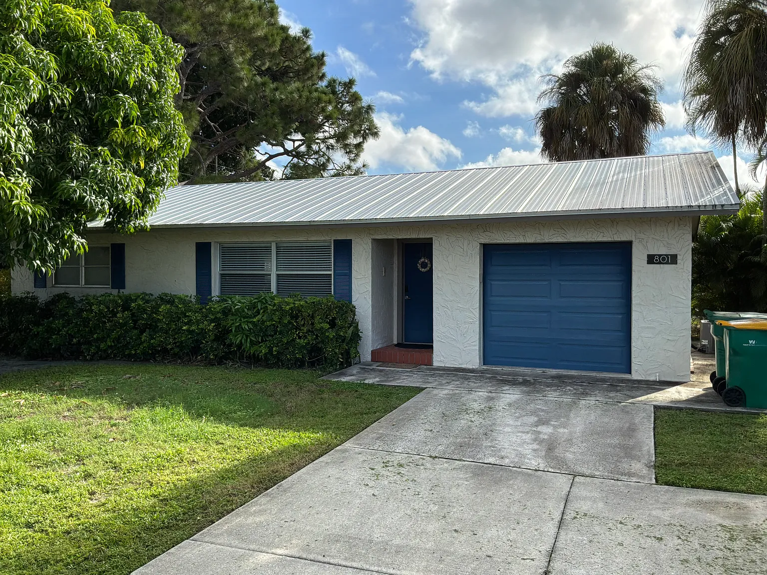 2 bed, 894 sqft, $2,700 — Photo 1