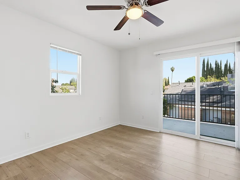 20220 Stagg St — Photo 11