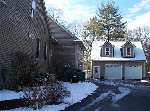 3rd image of 228 Poquanticut Ave