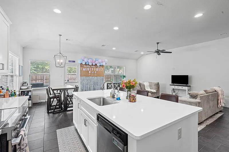 3 bed, 2.0 bath, 1805 sqft, $3,700 — Photo 2