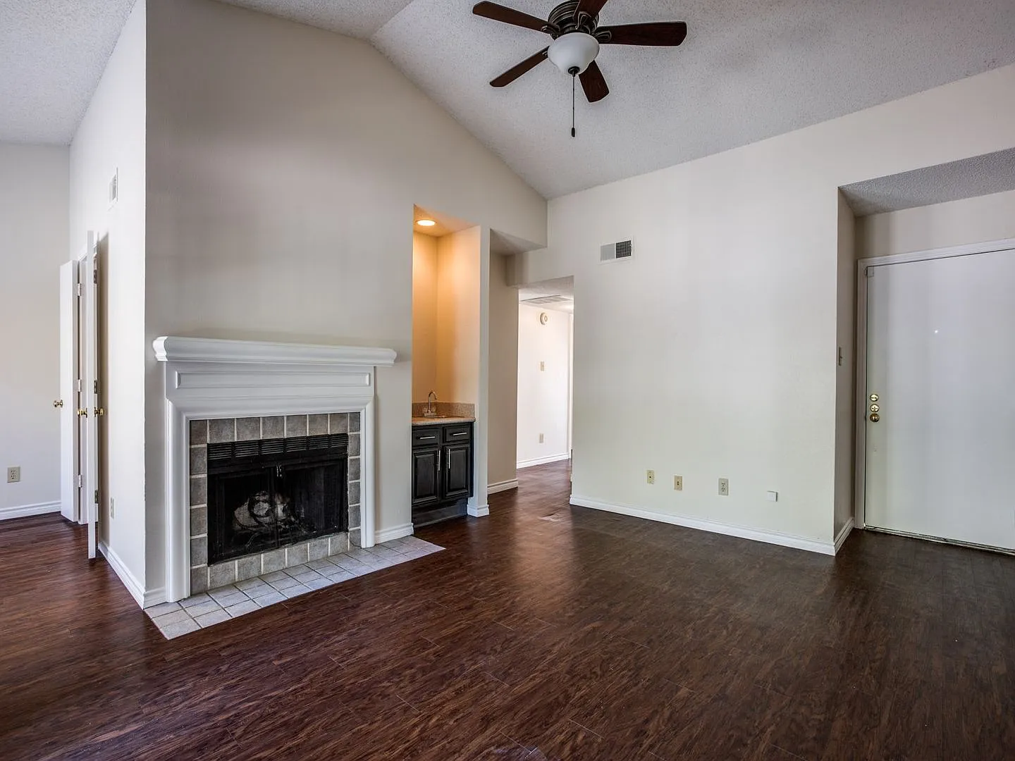 Two bedroom in the shaded Fair Oaks Apartments — Photo 3