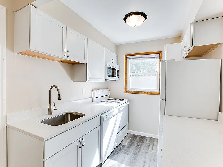 Trailway Apartments — Photo 6