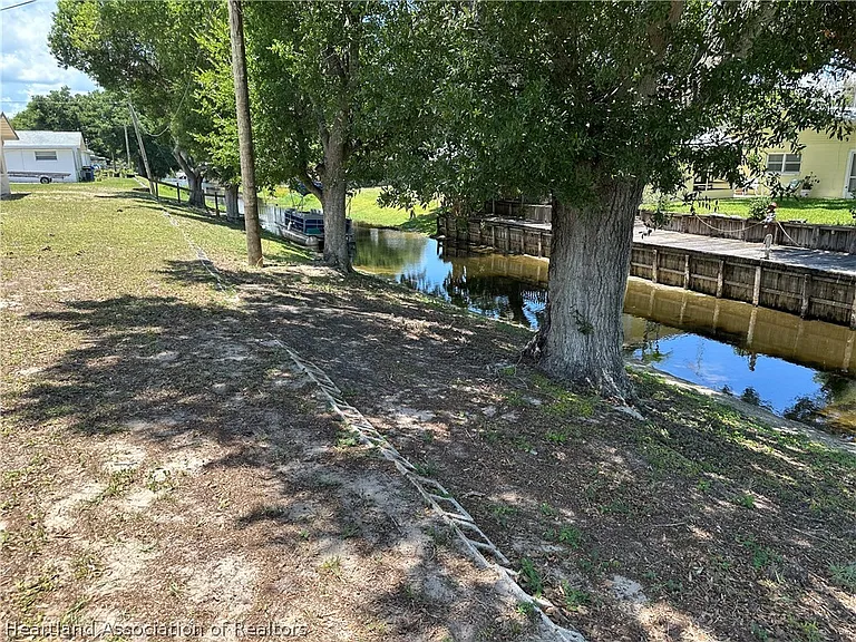 1318 Schlosser Rd — Photo 3