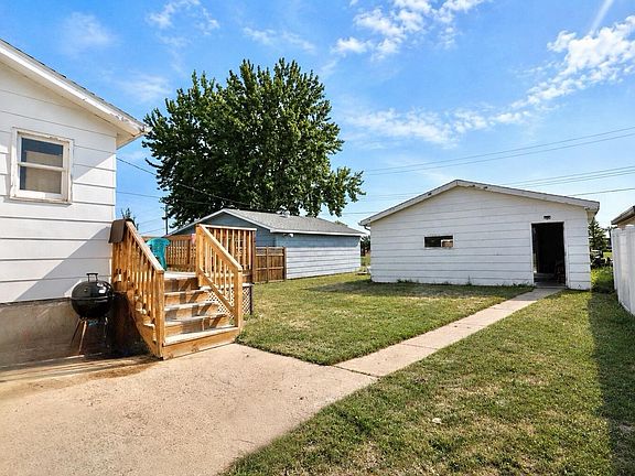 2nd image of 903 S 9th St