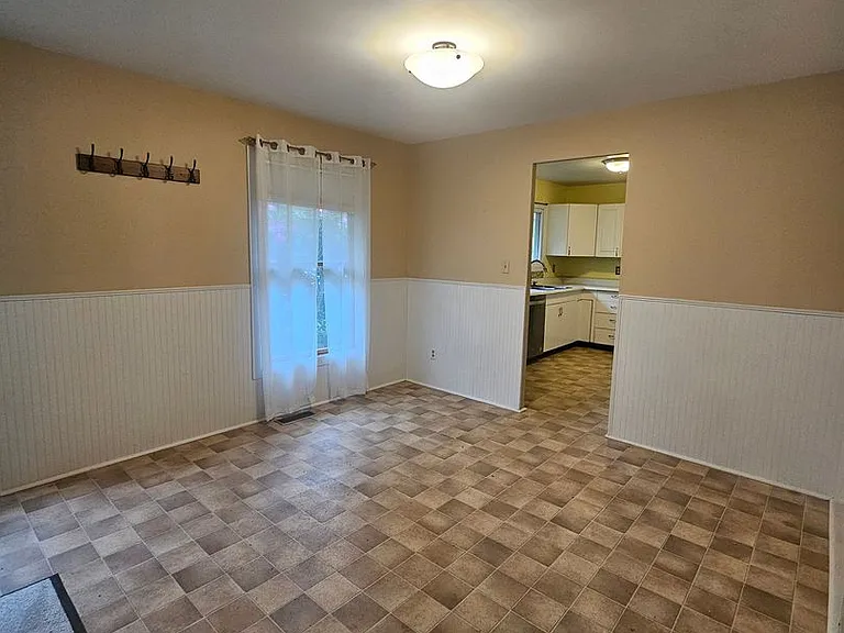 491 Westgate Dr — Photo 5