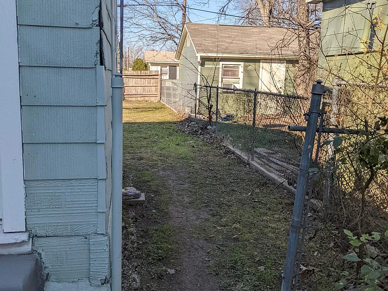551 E Southcross Blvd — Photo 4