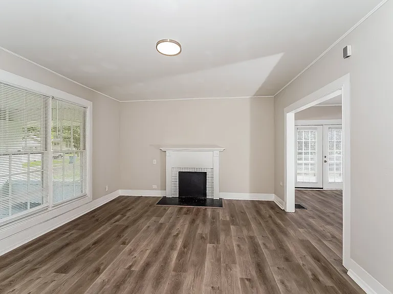 1568925_018_living_room_13080463.jpg