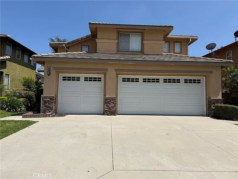 5569 Hunt Club Dr — Photo 2