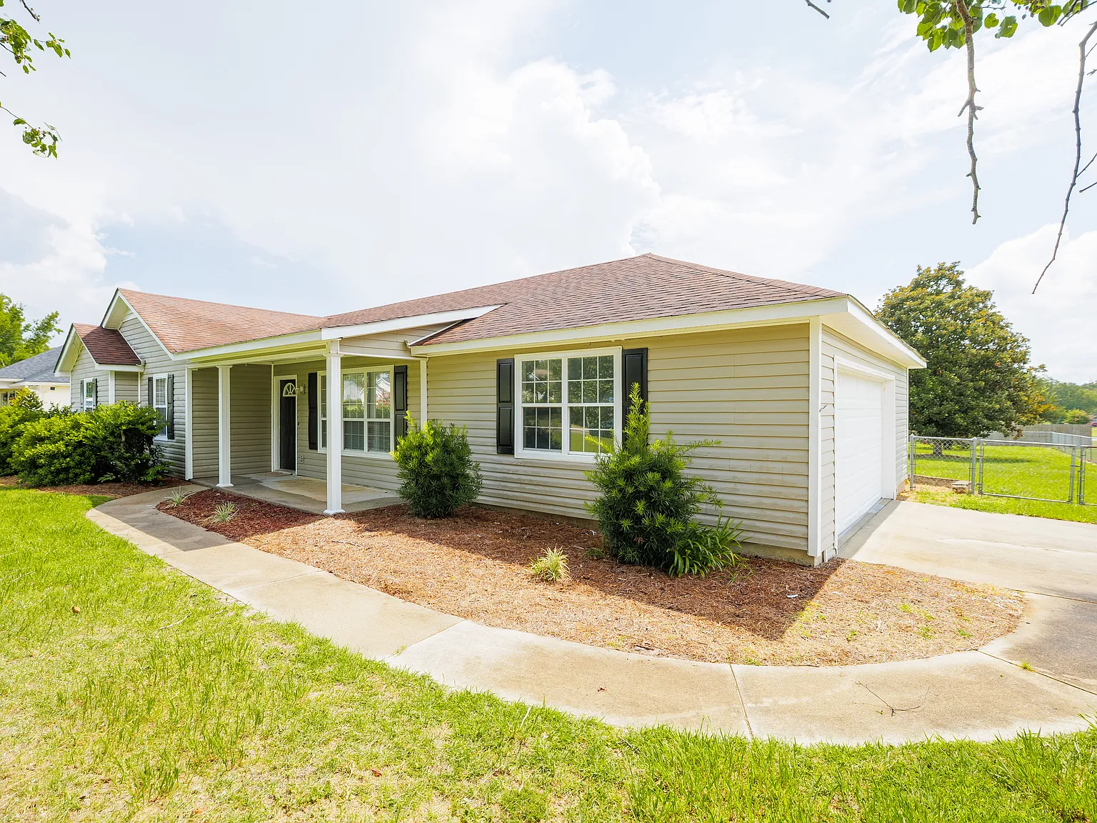 3 bed, 1296 sqft, $1,800 — Photo 3
