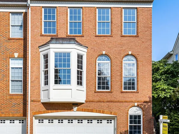 25338 McIntyre Sq, Chantilly, VA 20152