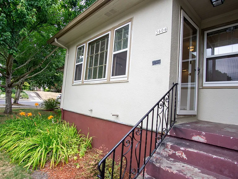 Adorable 1 Bedroom Flat by Laurelhurst Park + SE Belmont! — Photo 15