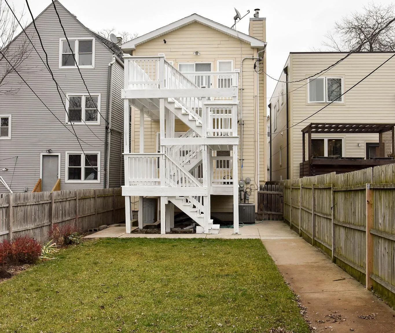 3 bed, 2.5 bath, 2950 sqft, $3,750 — Photo 2