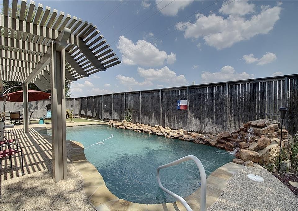 1st image of 801 Mockingbird Dr