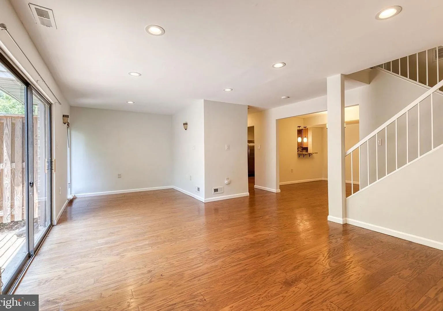 Welcome to Cross Fox Lane, a 3bd 2.5bth home in the lovely and sought after Wilde Lake community ... — Photo 4