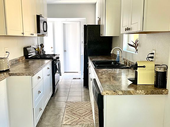 2nd image of 3060 Hawthorn St
