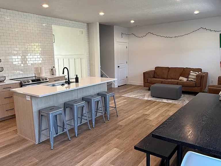 1886 N 250 W — Photo 7