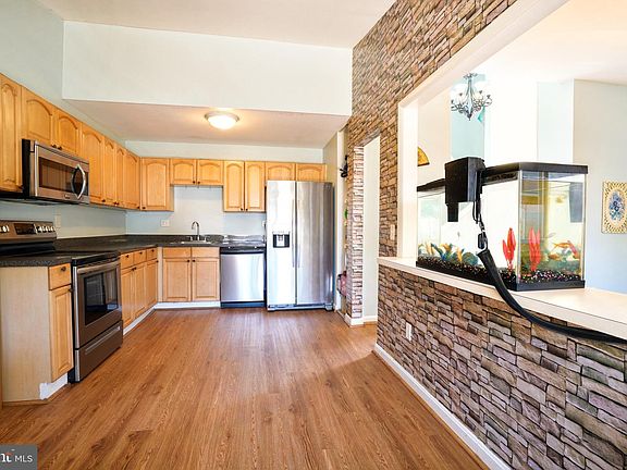 4th image of 413 Spruce Ct