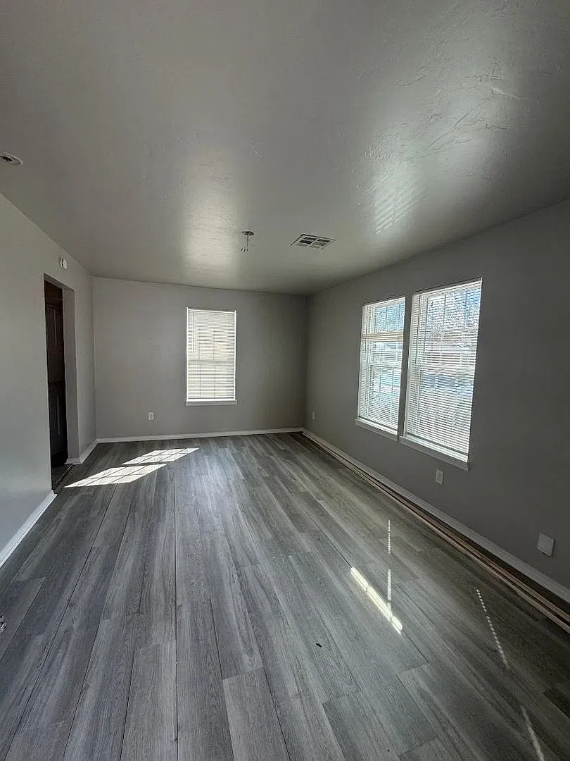2 Bed 1 Bath Duplex For Lease Now! — Photo 2