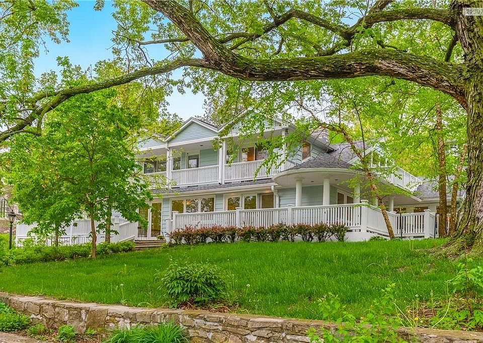 LAKESHORE HOME - VERY LARGE LOT
