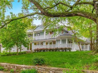 570 Lakeshore Dr E, Lenexa, KS 66217