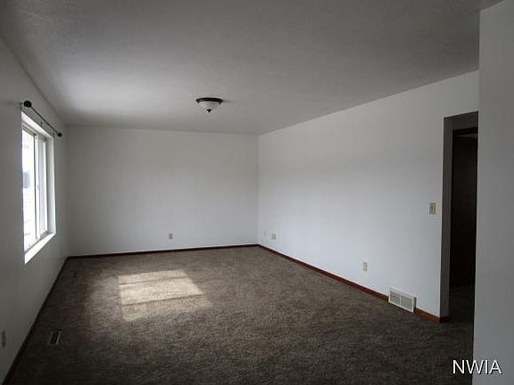 4th image of 211 W 15th St