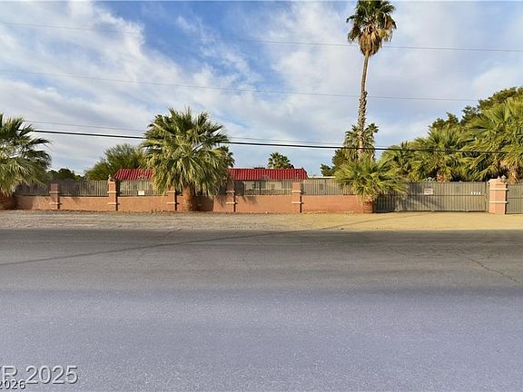 3rd image of 2926 E Eldorado Ln