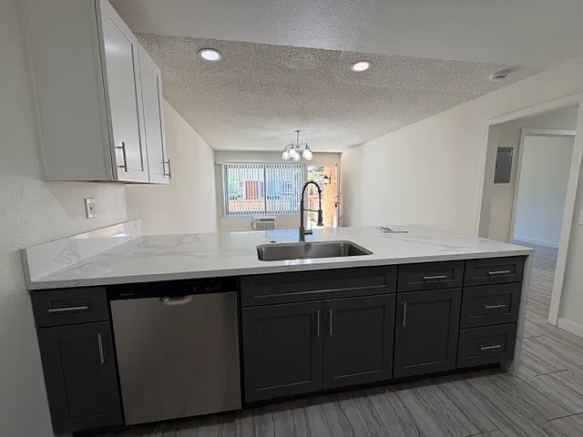 Upgraded Orange 1 Bedrooms — Photo 15