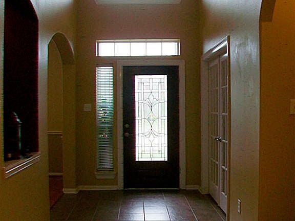 2/STORY TILE FOYER WITH ARCHES