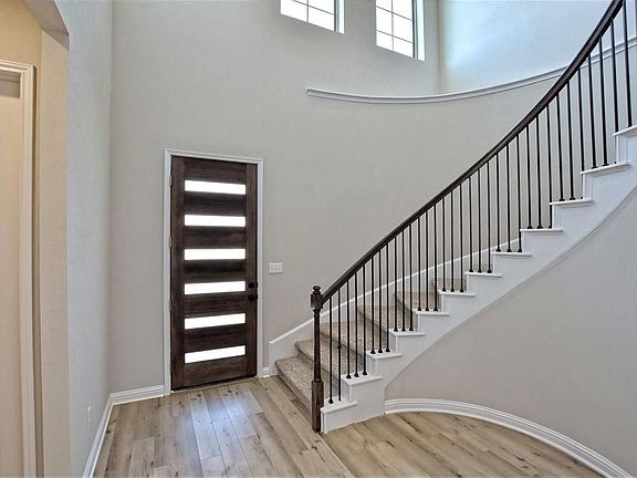 5th image of 908 Elenora Dr