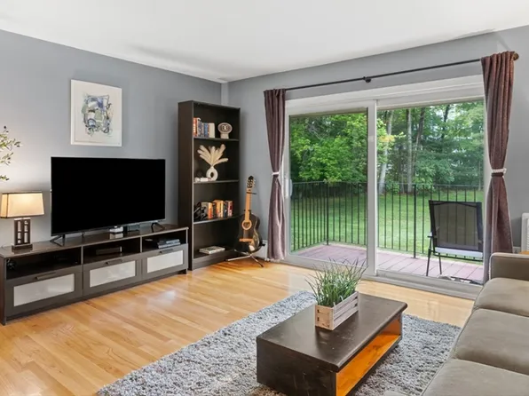 9 Longwood Dr APT 11, Andover, MA 01810