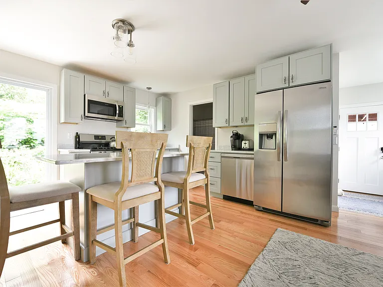 46 Maple St — Photo 3