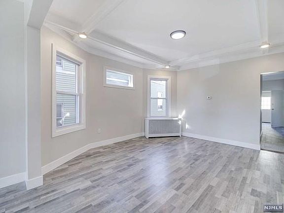 4th image of 351 Seymour Ave
