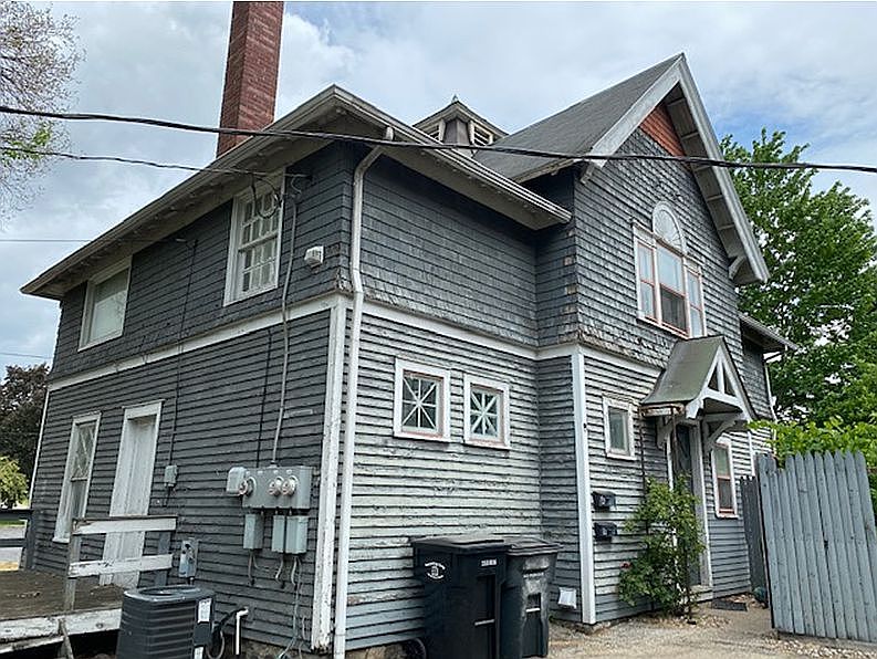 Carriage house