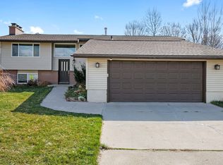 9113 S Quail Hollow Dr, Sandy, UT 84093