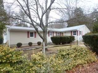 11 Friendship Ln, Smithfield, RI 02917