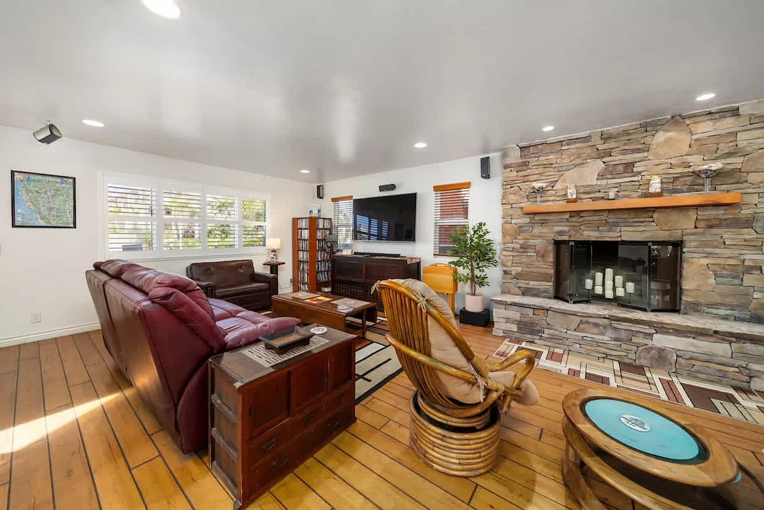 3 bed, 2.0 bath, 2454 sqft, $10,008 — Photo 3