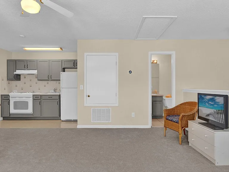 604 Nadina Pl — Photo 24