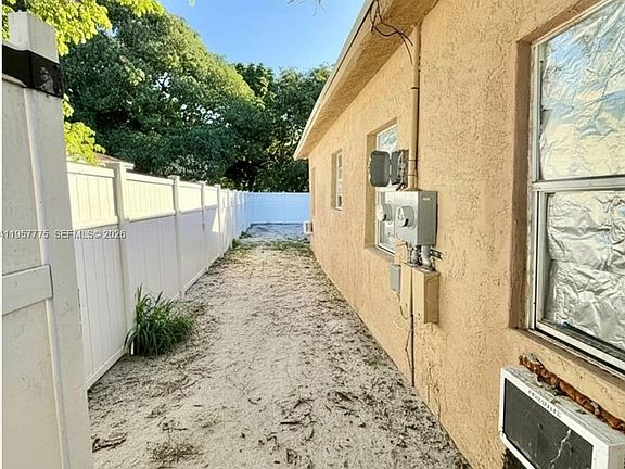 4th image of 338 SW 1st Ter