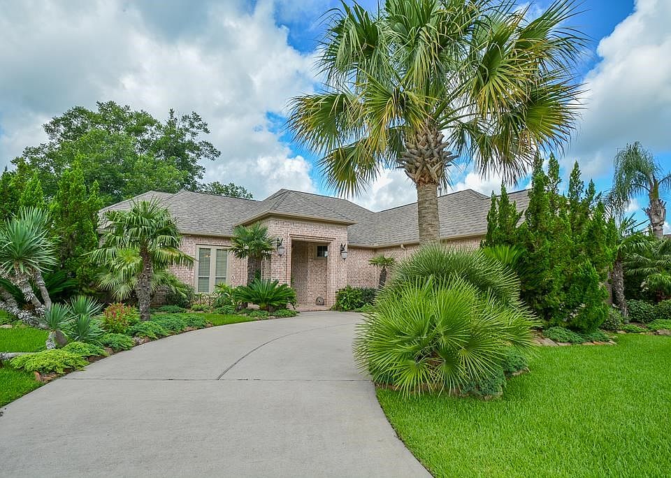 Welcome to this wonderful home located at 4407 WENTWORTH DR. in upscale Weston Lakes.