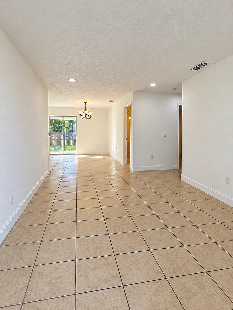 3-Bedroom Single Family Home with Private Fenced Yard — Photo 4