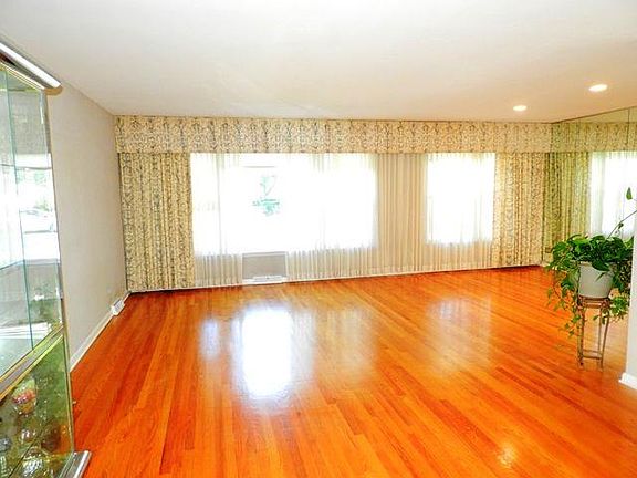 4th image of 6940 N Kedvale Ave