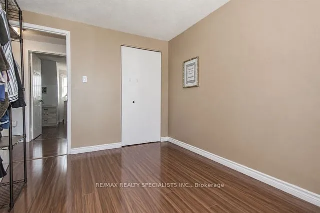 110 Steeles Cres — Photo 9